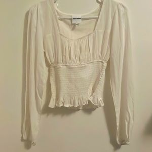 Form fitting white top with soft quality